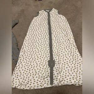 Burt’s Bees baby sleep sack size XL 18-24m, 26-36lbs. 
Never been worn.